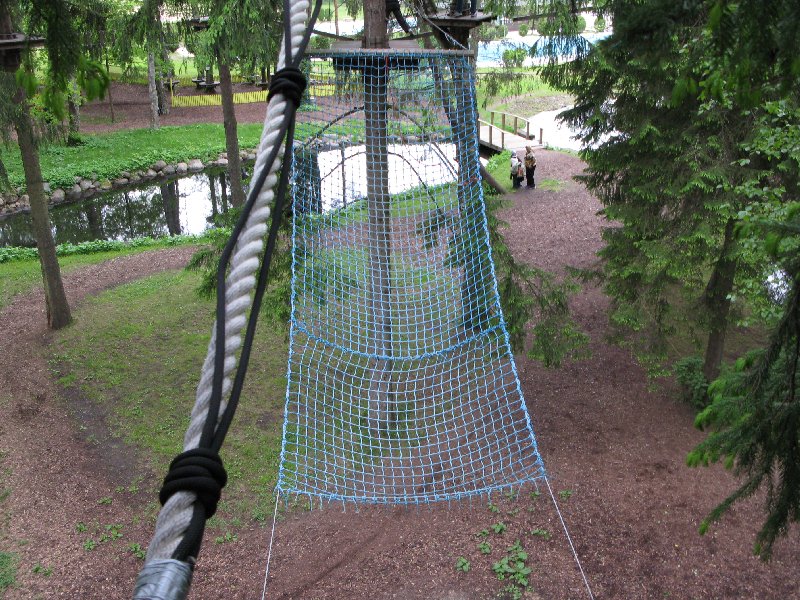 Nõmme seikluspark (Парк приключений Нымме), верёвочные дороги. Почти один шаг.