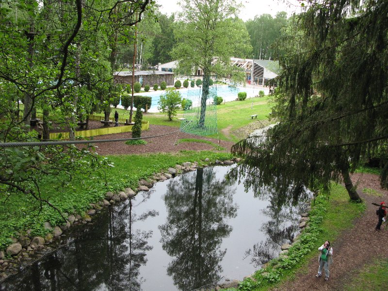 Nõmme seikluspark (Парк приключений Нымме), верёвочные дороги. Спуск с четвёртой трассы.