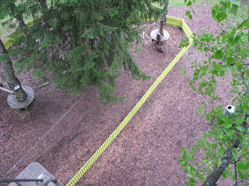 Nõmme seikluspark (Парк приключений Нымме), верёвочные дороги. Вид сверху.