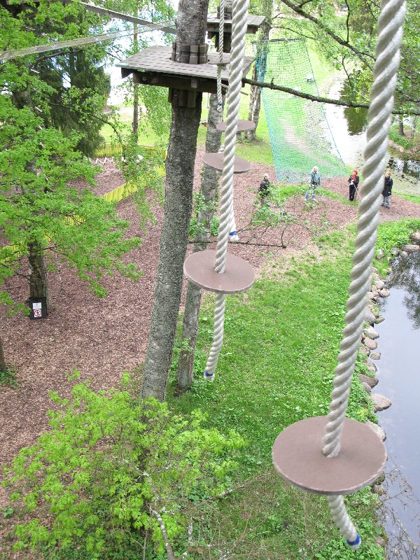 Nõmme seikluspark (Парк приключений Нымме), верёвочные дороги. Нитки.