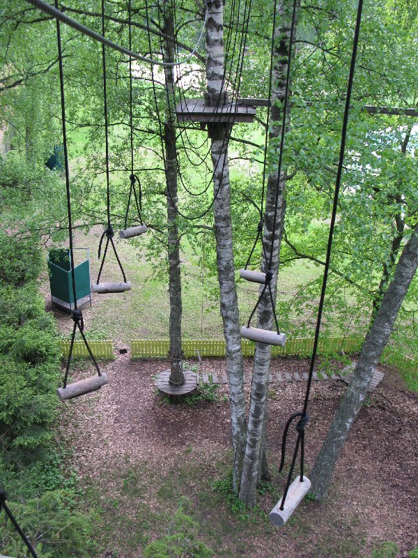 Nõmme seikluspark (Парк приключений Нымме), верёвочные дороги. Тропинка.