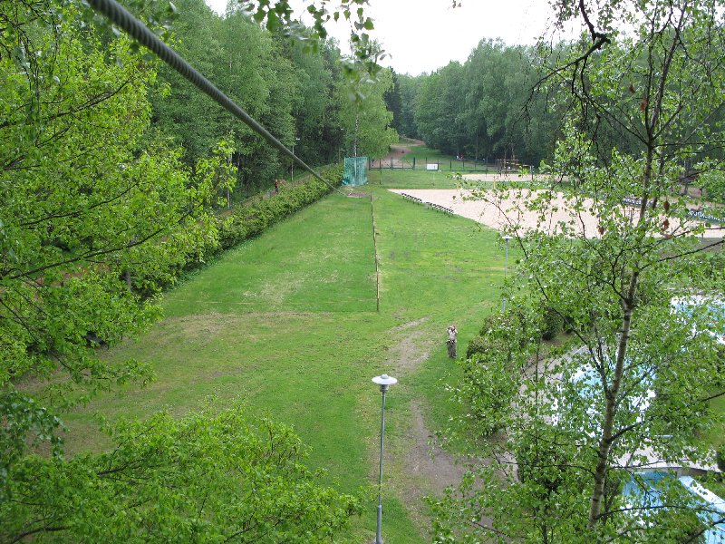 Nõmme seikluspark (Парк приключений Нымме), верёвочные дороги. Спуск с пятой трассы.