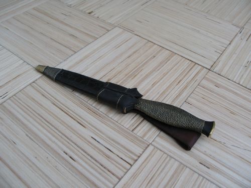 кинжал в ножнах