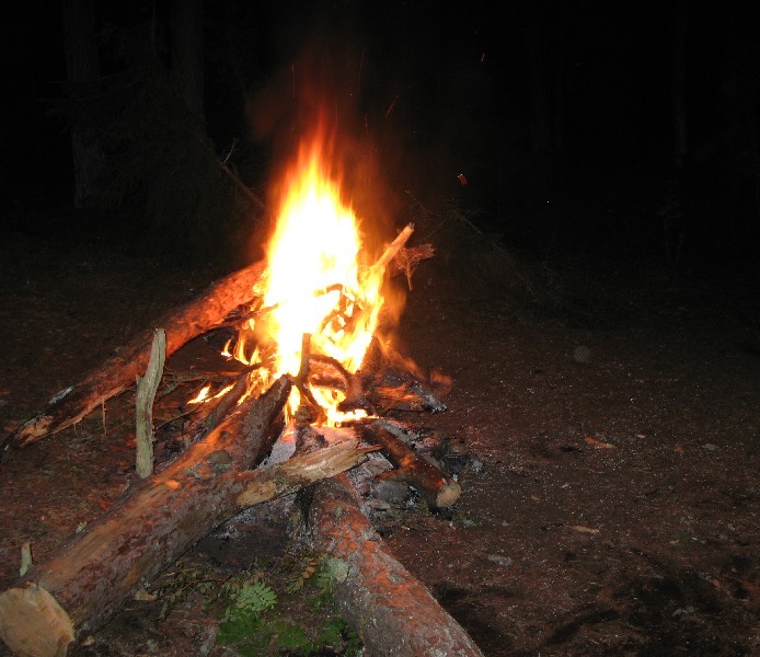 Костёр ночью. Матсиранд 2009. Отдых в Эстонии, Матсиранд (пляж Матси, Matsirand).