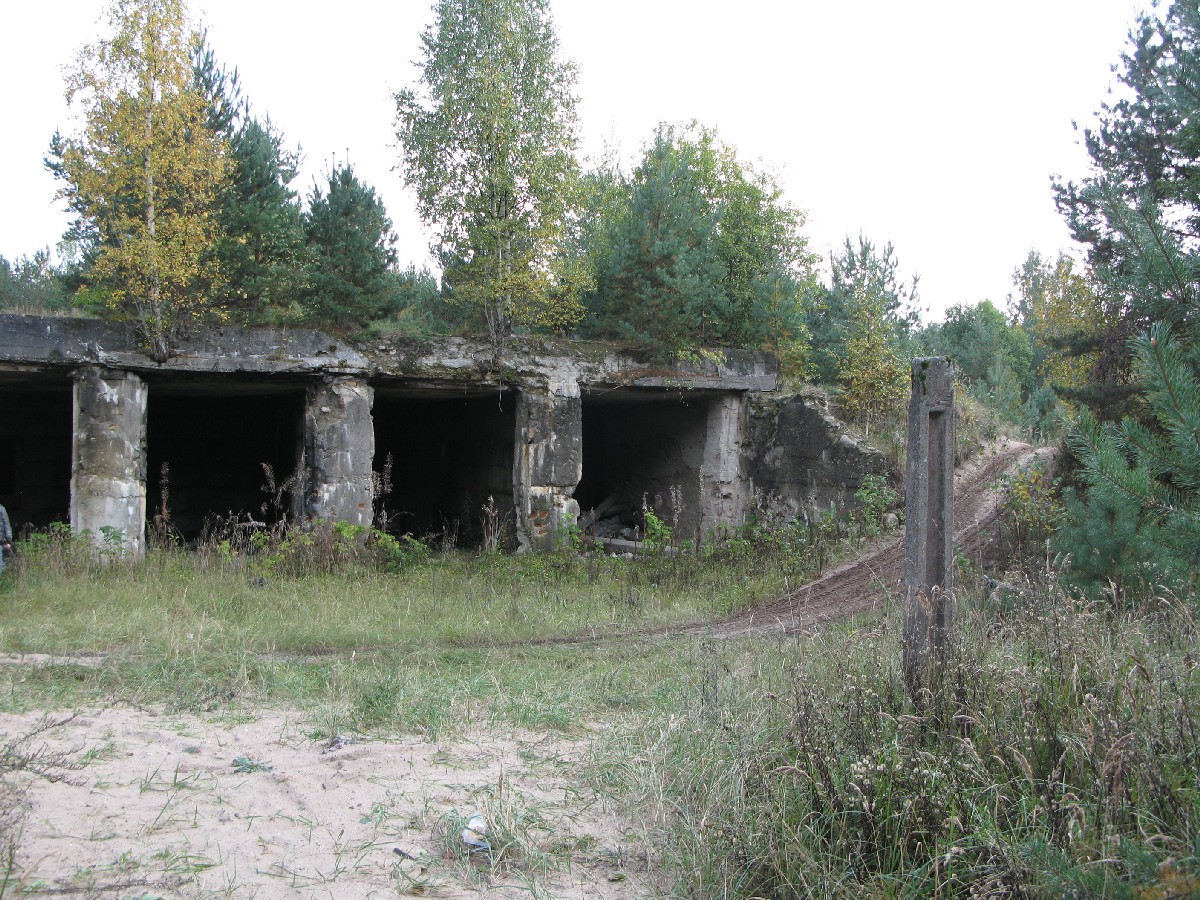 С другой стороны гаражи.  Куллипеса.