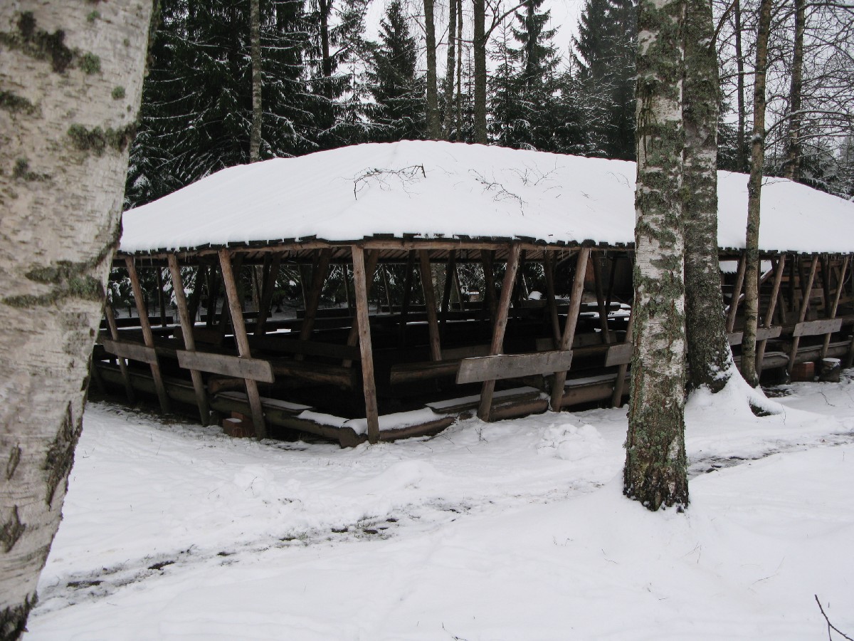  Мустйые Кыртситалу (Mustjõe Kõrtsitalu).