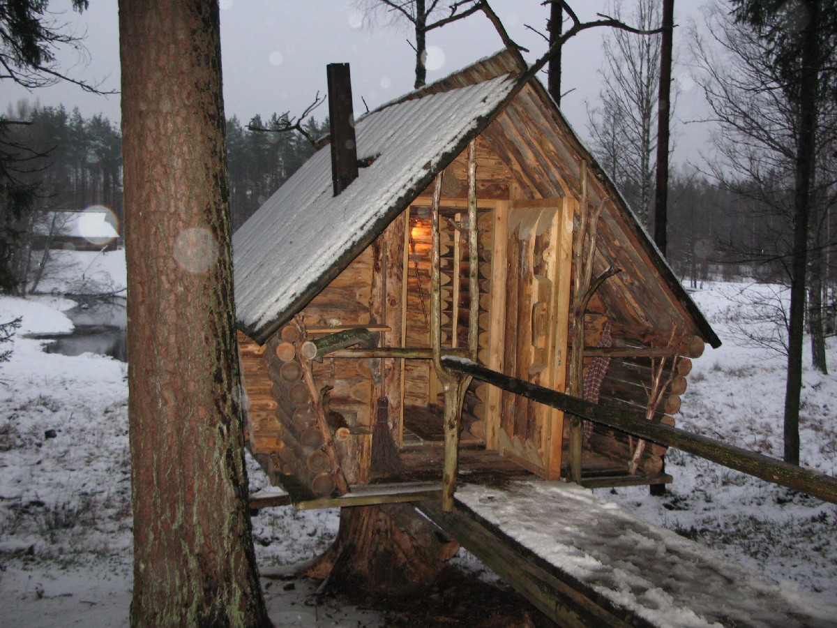 Избушка ведьмы. Мустйые Кыртситалу (Mustjõe Kõrtsitalu).