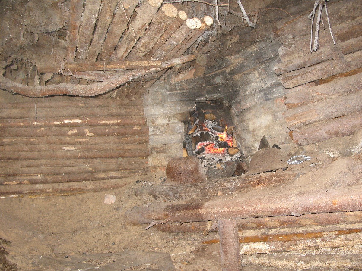 Настоящая нора лесного брата. Мустйые Кыртситалу (Mustjõe Kõrtsitalu).