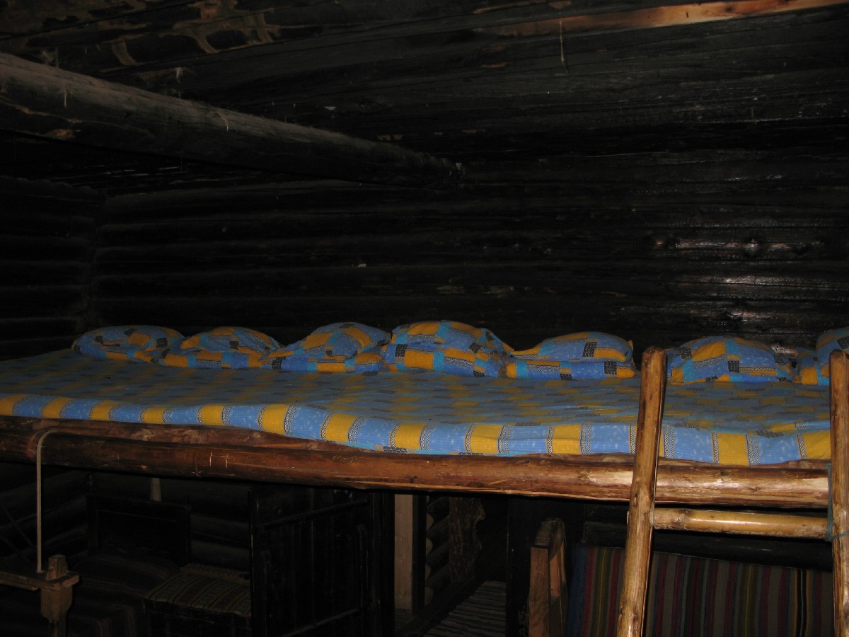 Интересная кровать. Мустйые Кыртситалу (Mustjõe Kõrtsitalu).