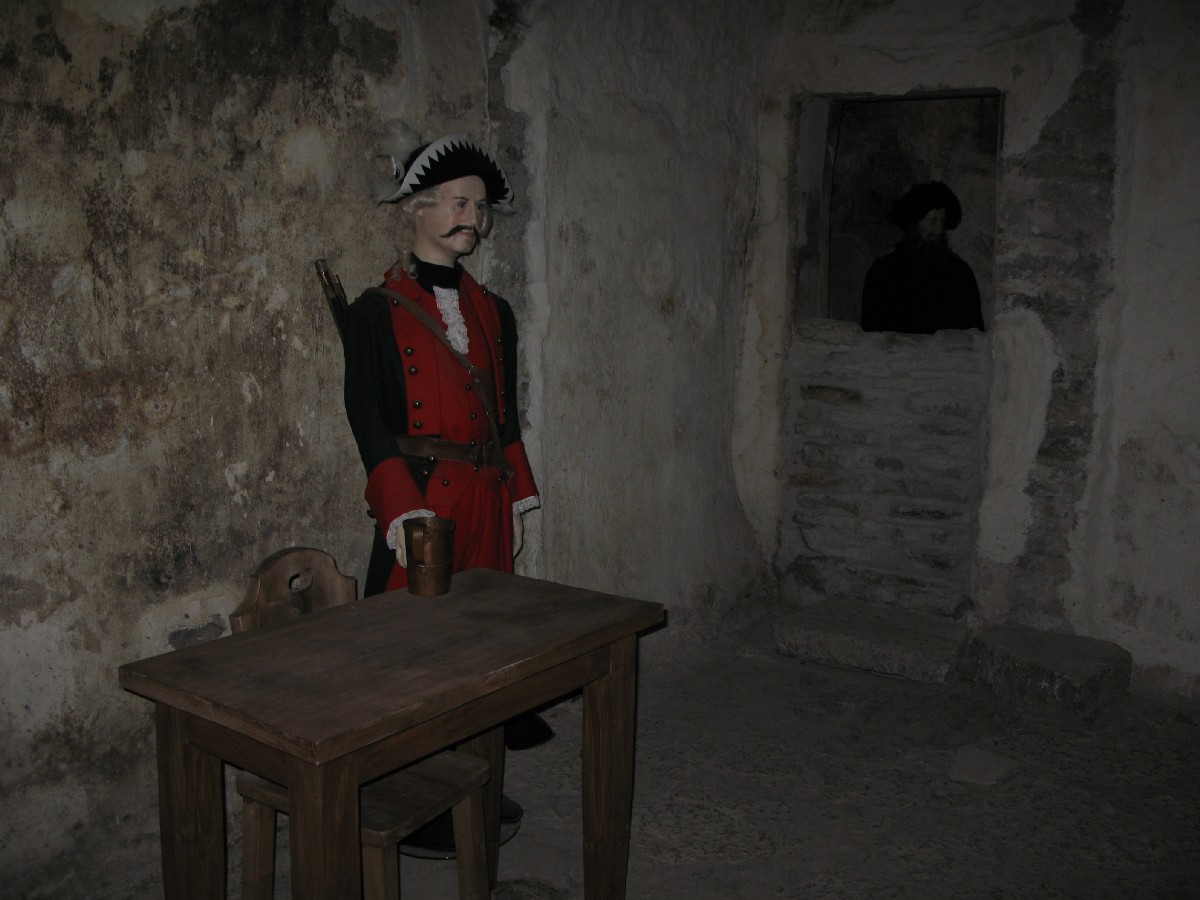 Охранник и заключённый. Подземелья бастионов Кик-Ин-Де-Кёк.