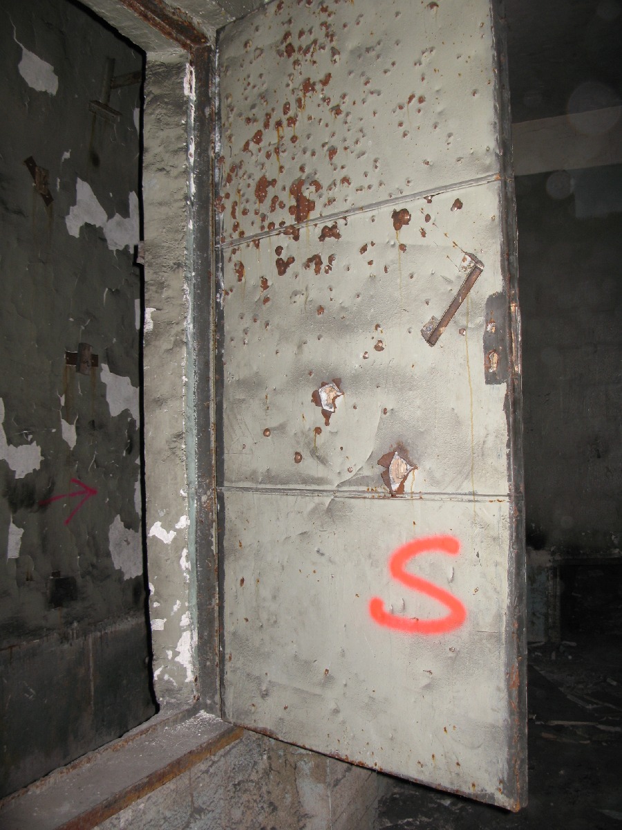 Простреленная дверь. Катакомбы Лаагри. Войсковая часть 03116, командный пункт. Центр связи. Координаты: 59.344466,24.631305 .