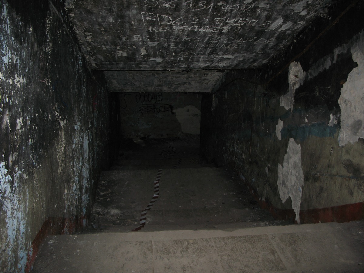 Переход в другой бункер. Катакомбы Лаагри. Войсковая часть 03116, командный пункт. Центр связи. Координаты: 59.344466,24.631305 .