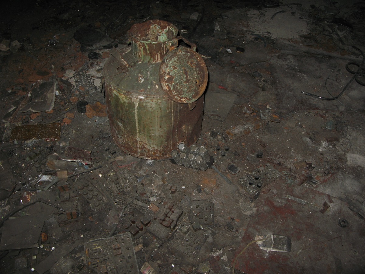 Бидон и куча электронных запчастей. Катакомбы Лаагри. Войсковая часть 03116, командный пункт. Центр связи. Координаты: 59.344466,24.631305 .