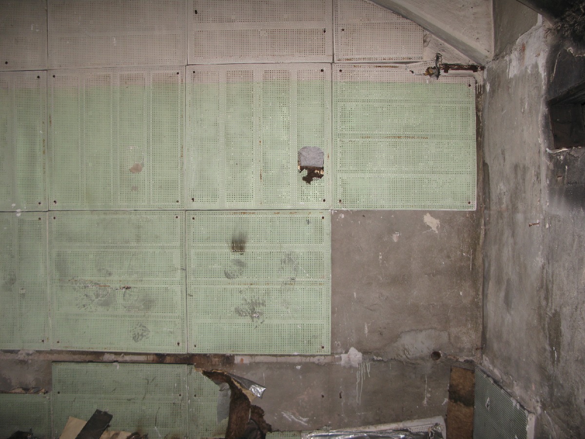 Обивка на стене. Катакомбы Лаагри. Войсковая часть 03116, командный пункт. Центр связи. Координаты: 59.344466,24.631305 .