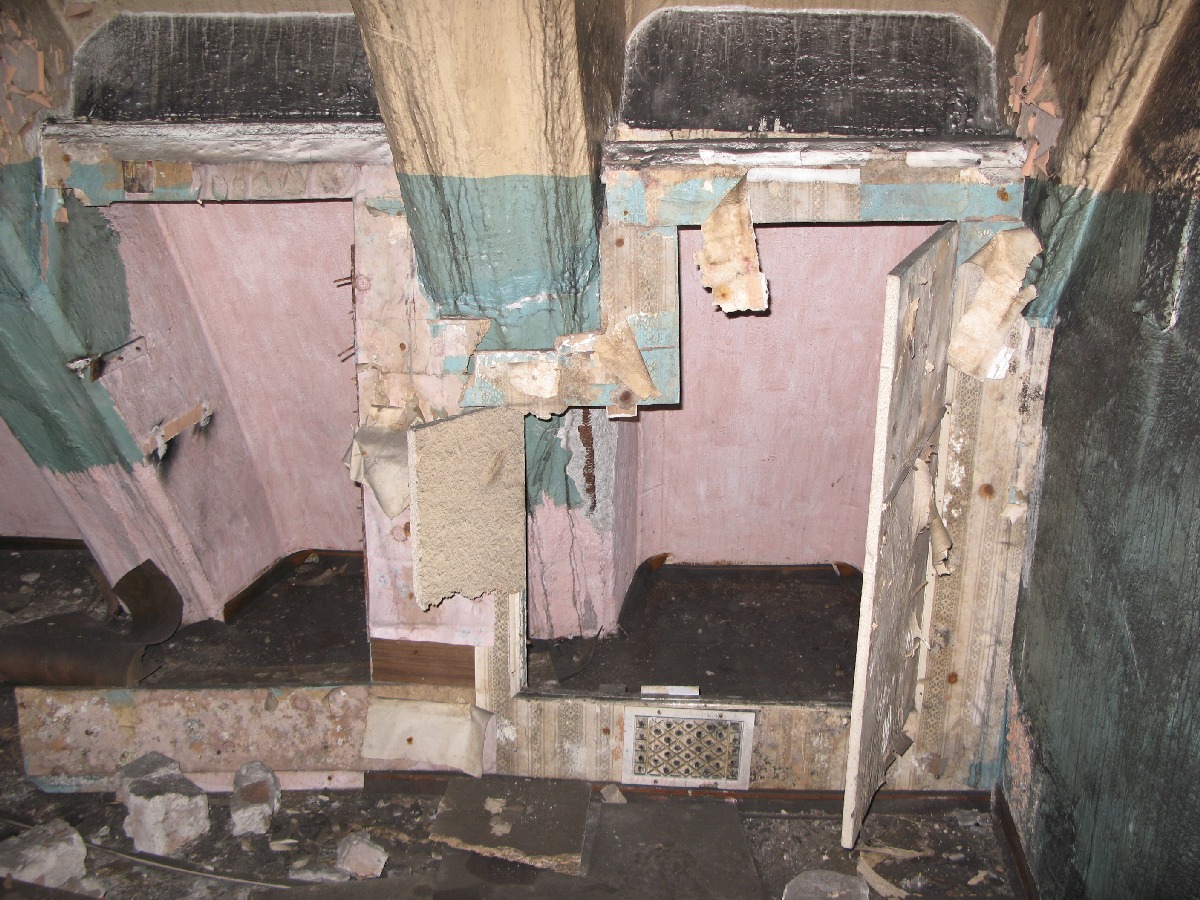 Мебель встроенная в наклон бетоной стены. Катакомбы Лаагри. Войсковая часть 03116, командный пункт. Центр связи. Координаты: 59.344466,24.631305 .