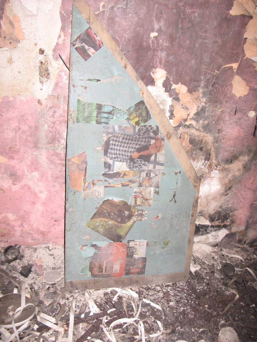 Плакаты наклееные на мебель. Катакомбы Лаагри. Войсковая часть 03116, командный пункт. Центр связи. Координаты: 59.344466,24.631305 .