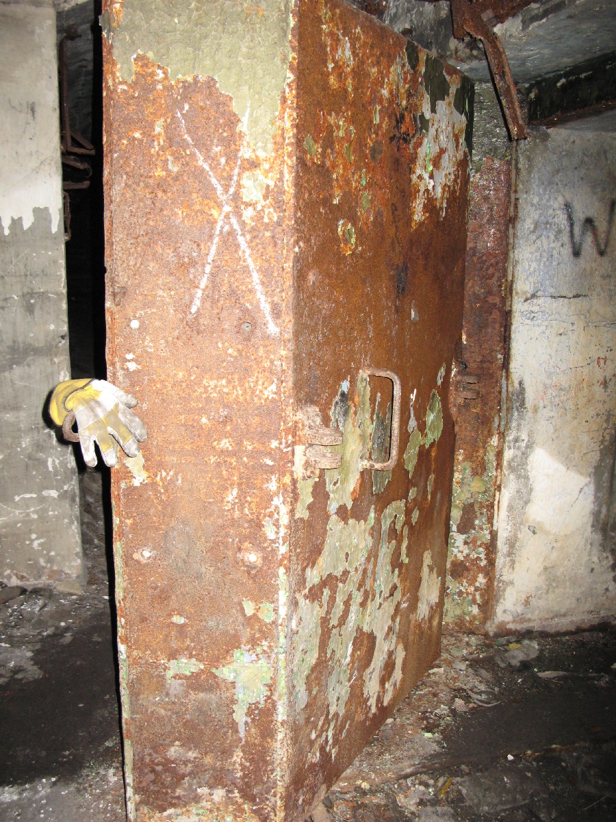 Дверь в бомбоубежище. Катакомбы Лаагри. Войсковая часть 03116, командный пункт. Центр связи. Координаты: 59.344466,24.631305 .