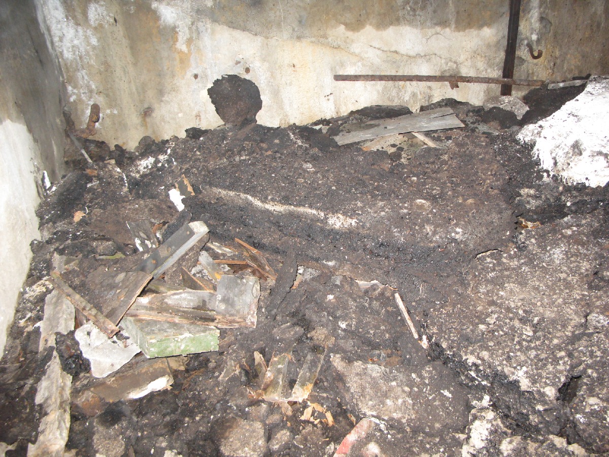 Опавший асфальт. Катакомбы Лаагри. Войсковая часть 03116, командный пункт. Центр связи. Координаты: 59.344466,24.631305 .