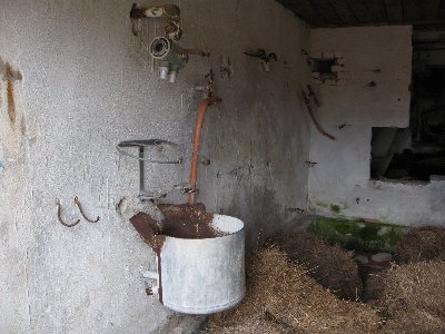 Заброшенный хлев.