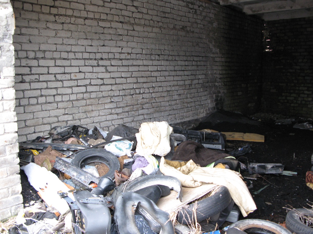 В гараже куча мусора. Выезд на природу. Неизвестный объект. В районе деревни Винтсе (Vintse). Координаты 59.287074,23.823976.