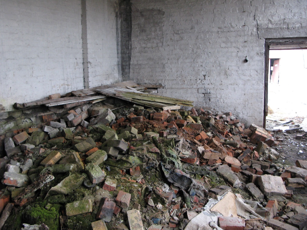 Зал похожий на котельную.  Выезд на природу. Неизвестный объект. В районе деревни Винтсе (Vintse). Координаты 59.287074,23.823976.