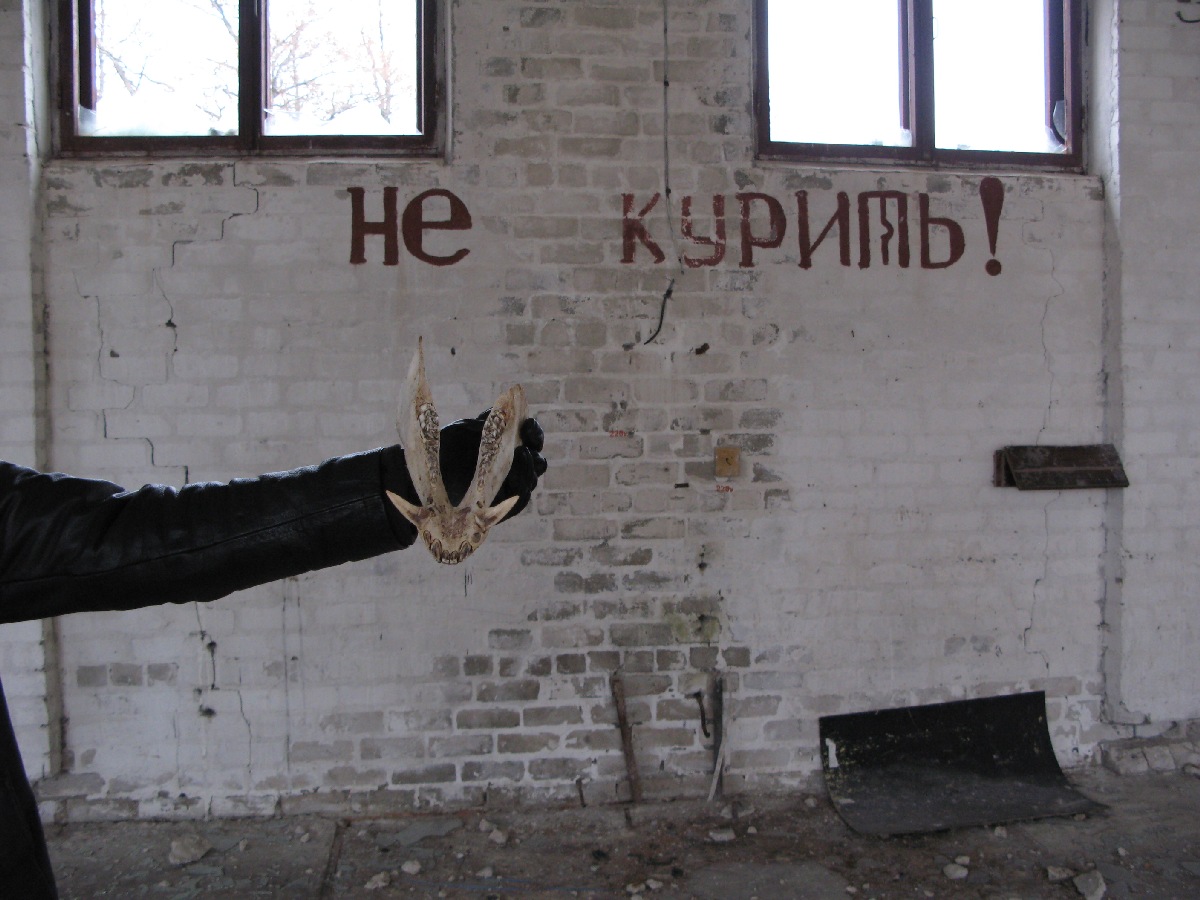 Не курить. Он покурил. Выезд на природу. Неизвестный объект. В районе деревни Винтсе (Vintse). Координаты 59.287074,23.823976.