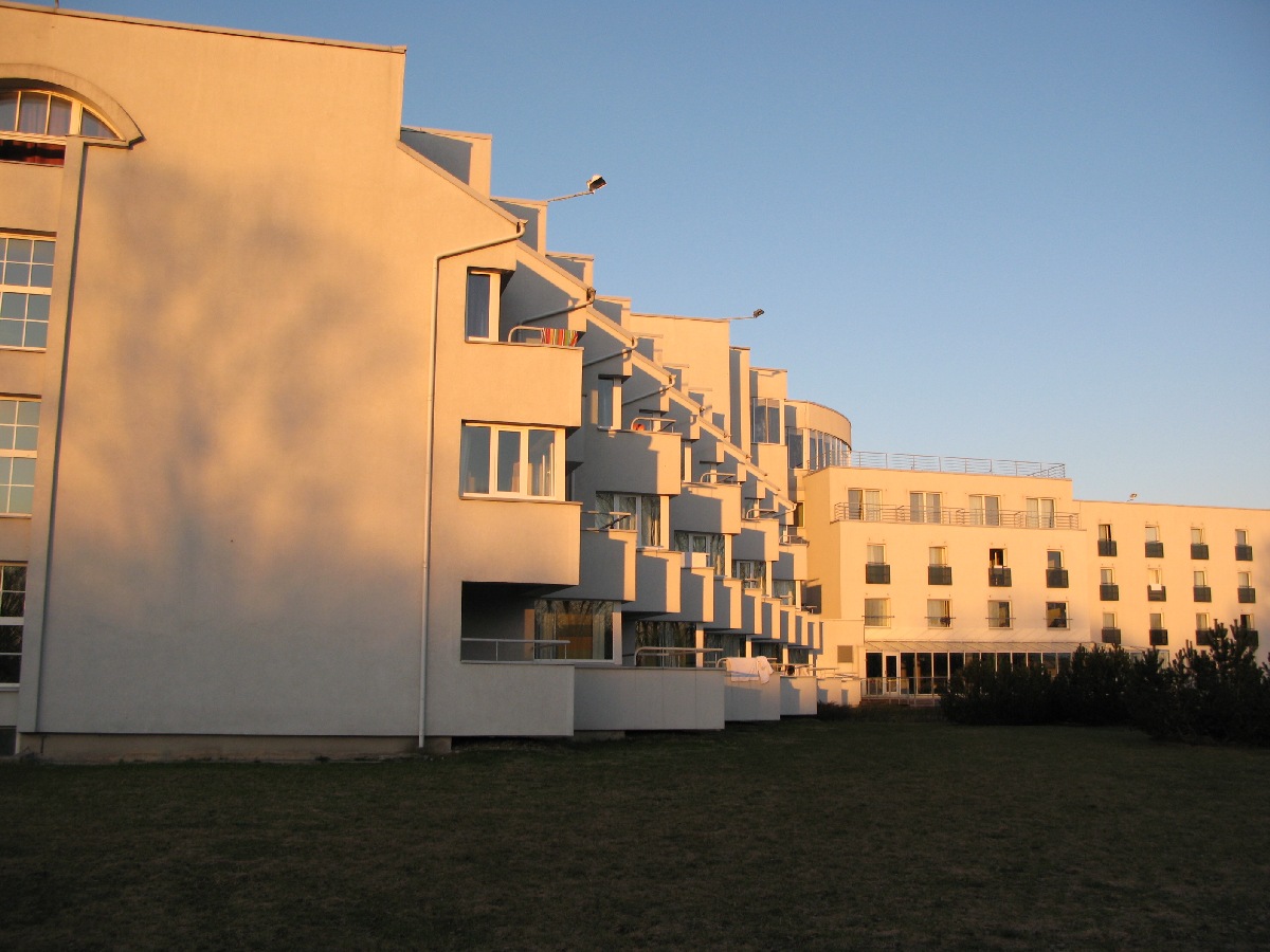 Отель Strand в лучах заката. Весенний город Пярну.