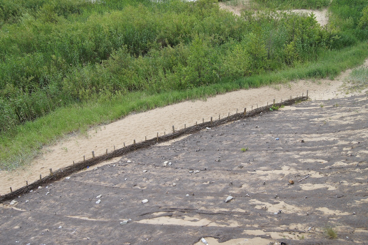 Вид с маяка вниз.  Ива́нов день (ночь на Ивана Купалу) в Раннапунгерья. 2011.