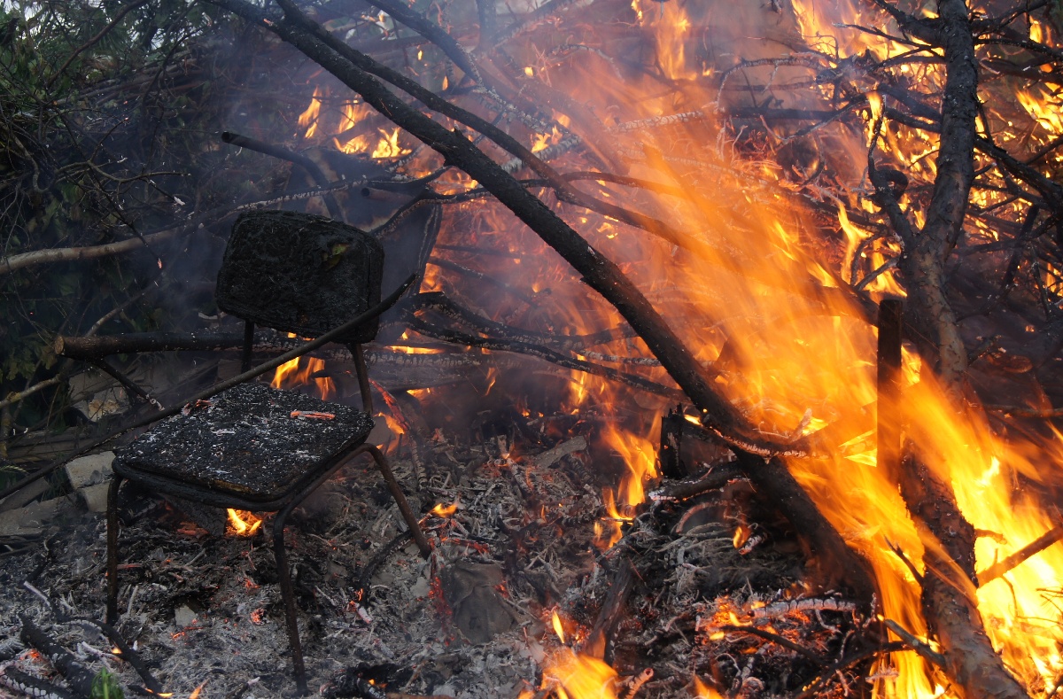 Местные жгут костёр.  Ива́нов день (ночь на Ивана Купалу) в Раннапунгерья. 2011.