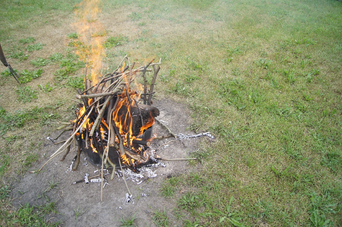 Шашлык, начало. Без мяса не интересно.  Заезд на огород.