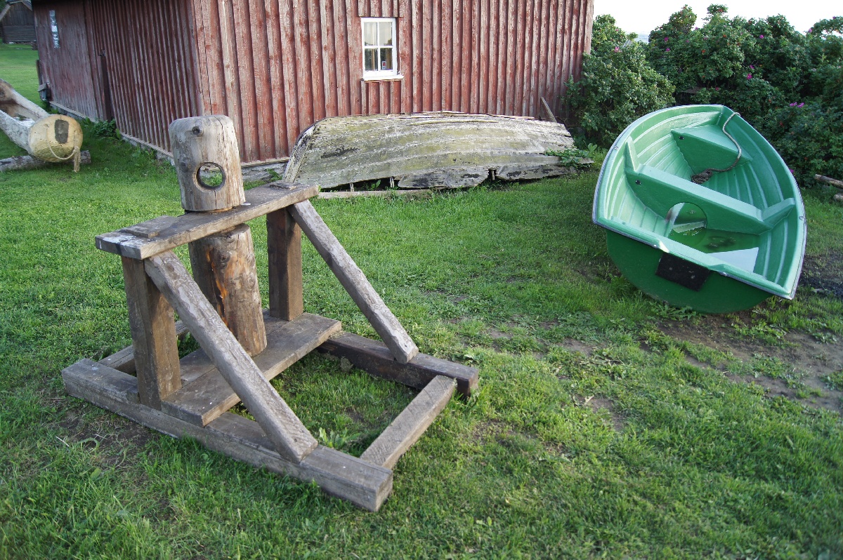 Это кабестан, в который вставляется вымбовка. Музей Виймси на открытом воздухе.
