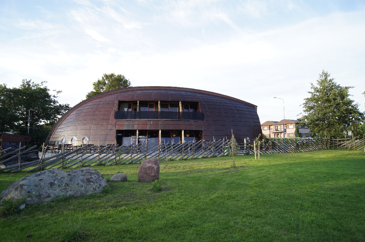 Ресторан перевёрнутая лодка. Музей Виймси на открытом воздухе.