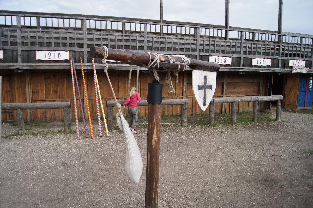 Тренировочный агрегат.  Замок (городище) Раквере.