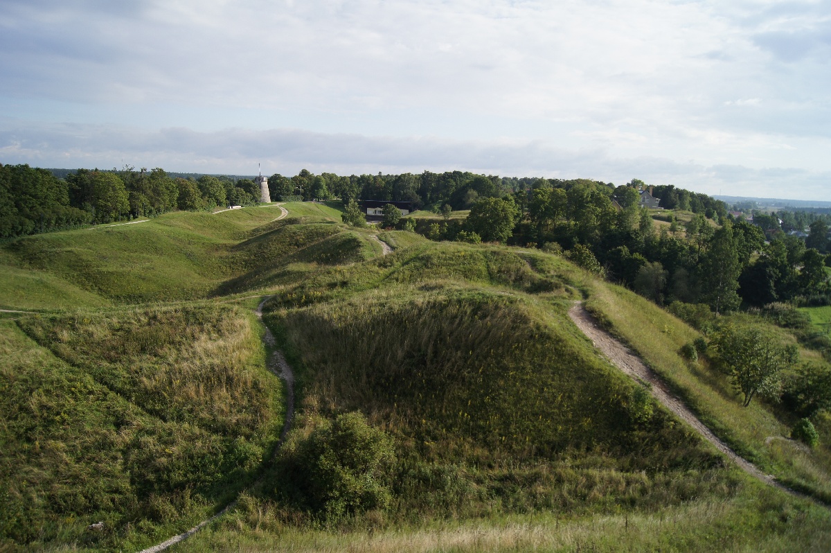 Вид на холмы. Замок (городище) Раквере.