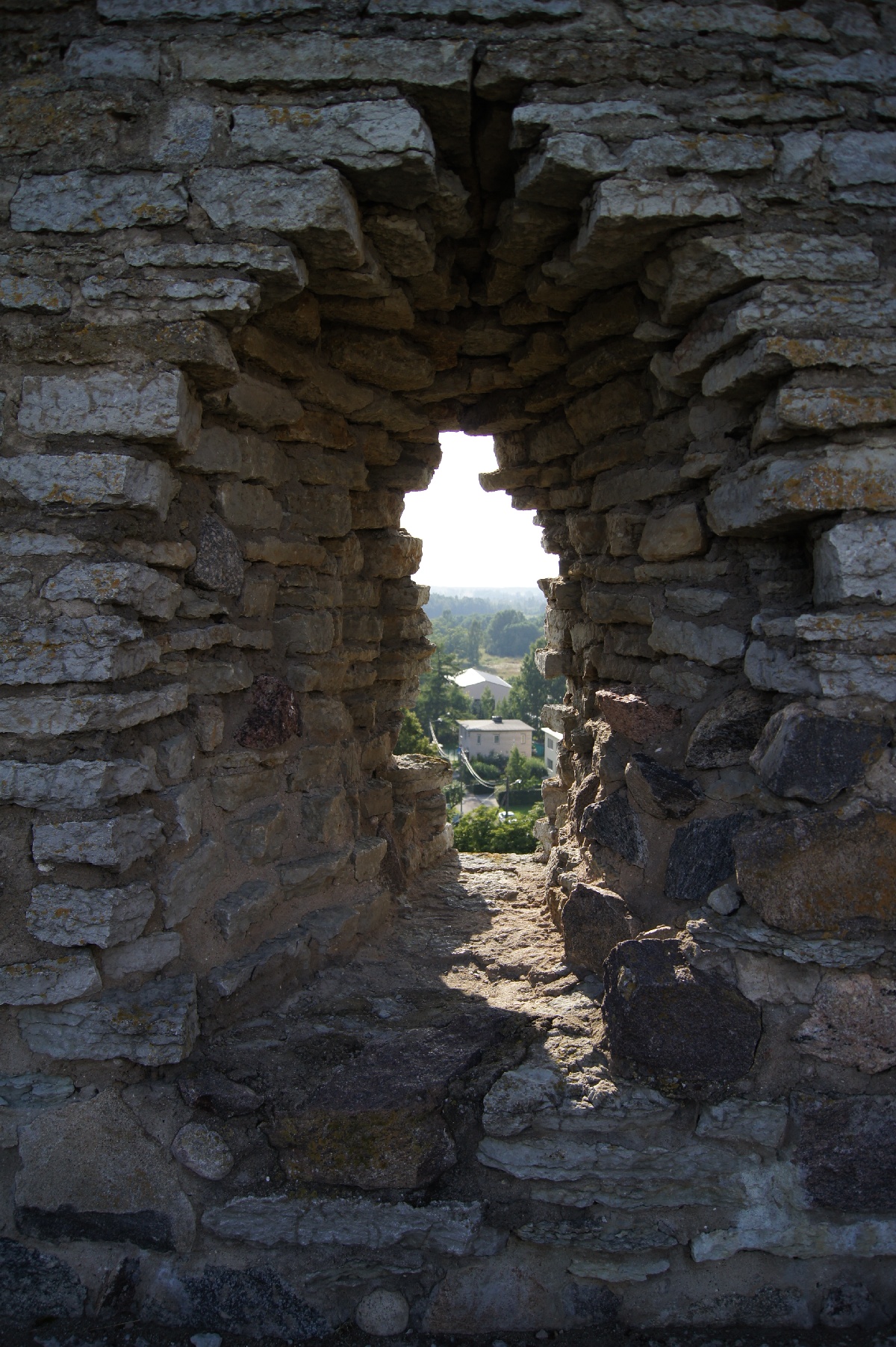 Амбразура в стене. Замок (городище) Раквере.