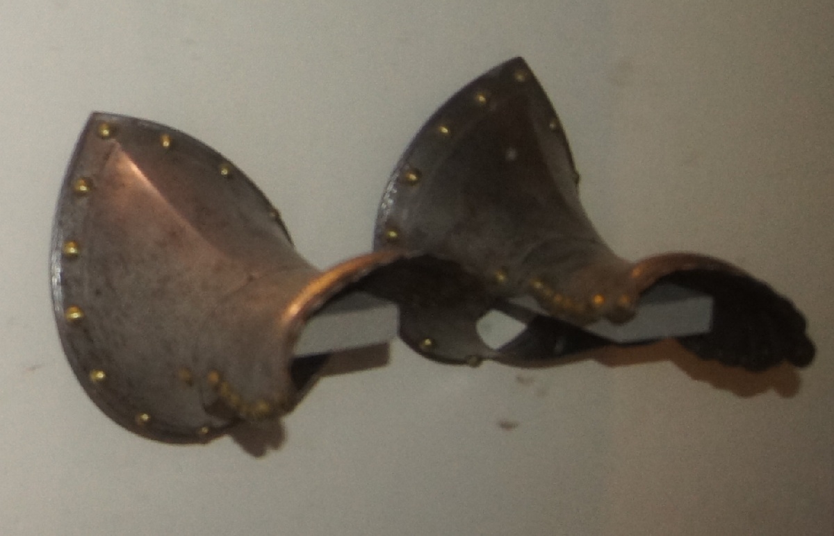 Стальная крага (нарукавник). Западная европа, 16 век.  Замок (городище) Раквере.