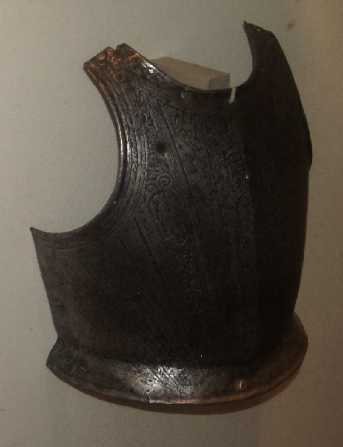 Защита (броня) на грудь, 16 век. Покрыта гравировкой.  Замок (городище) Раквере.