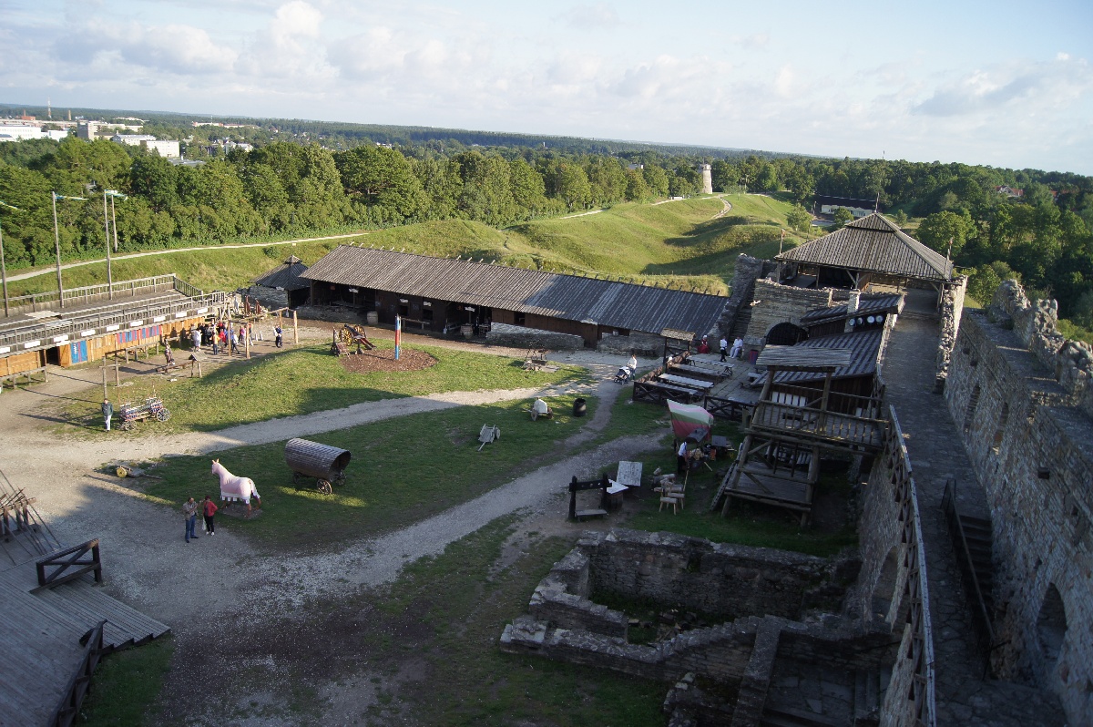 Вид со стены. Замок (городище) Раквере.