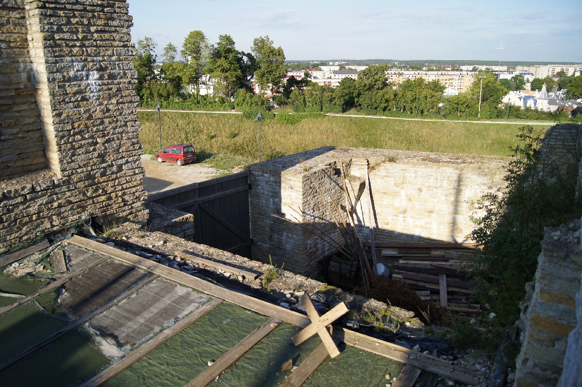 Не реставрированная часть замка.  Замок (городище) Раквере.