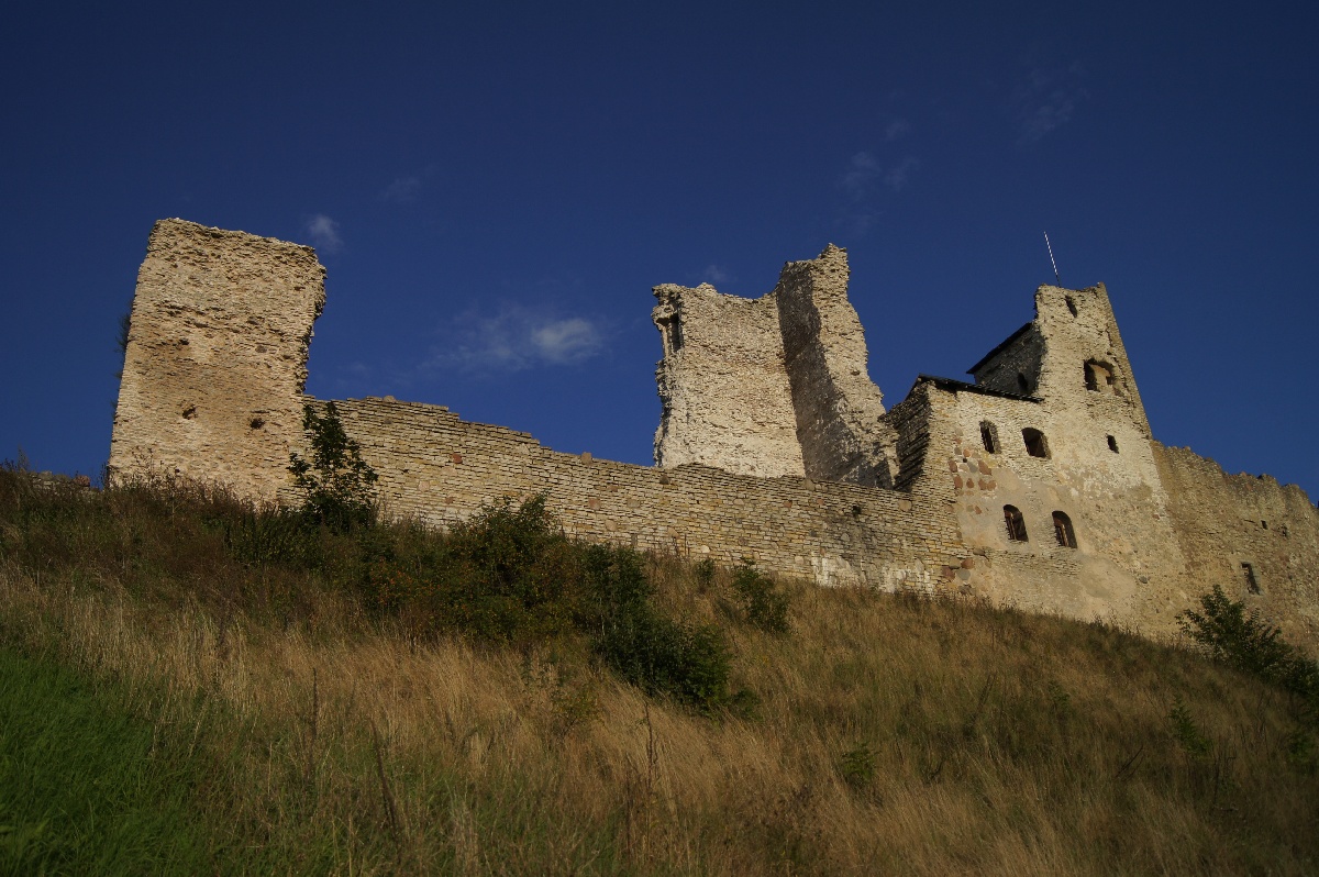 Вид на замок снизу. Замок (городище) Раквере.