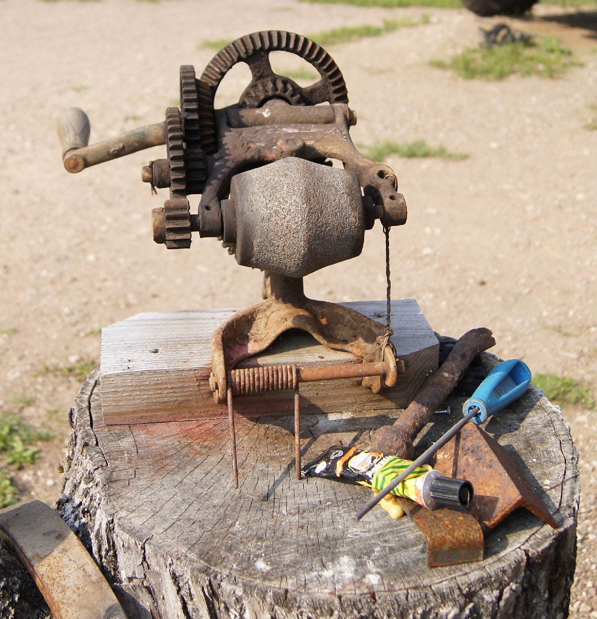 Механическая точилка.  Алатскиви Эстония (Alatskivi Eesti), ножи ручной работы