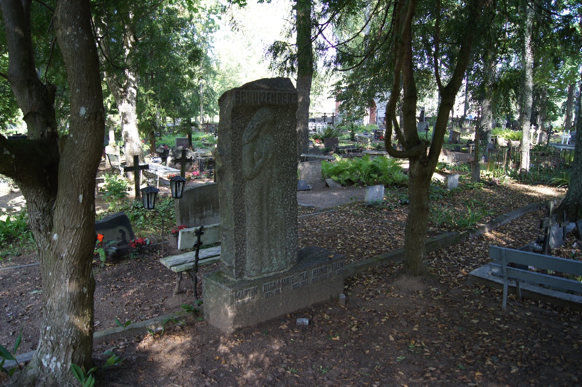 Shaped stone. Alatskivi cemetery.