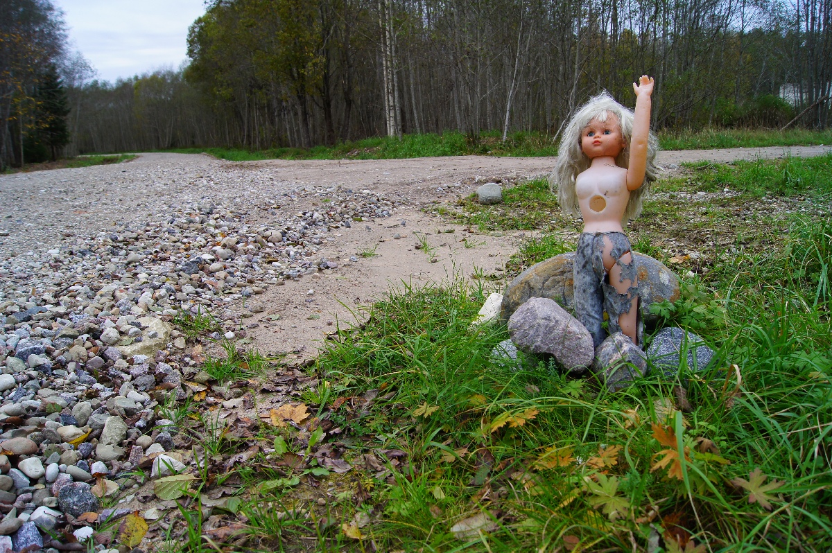 Баба в рваных штанах голосует.  Наблюдательный пункт пво в Кикепера. 