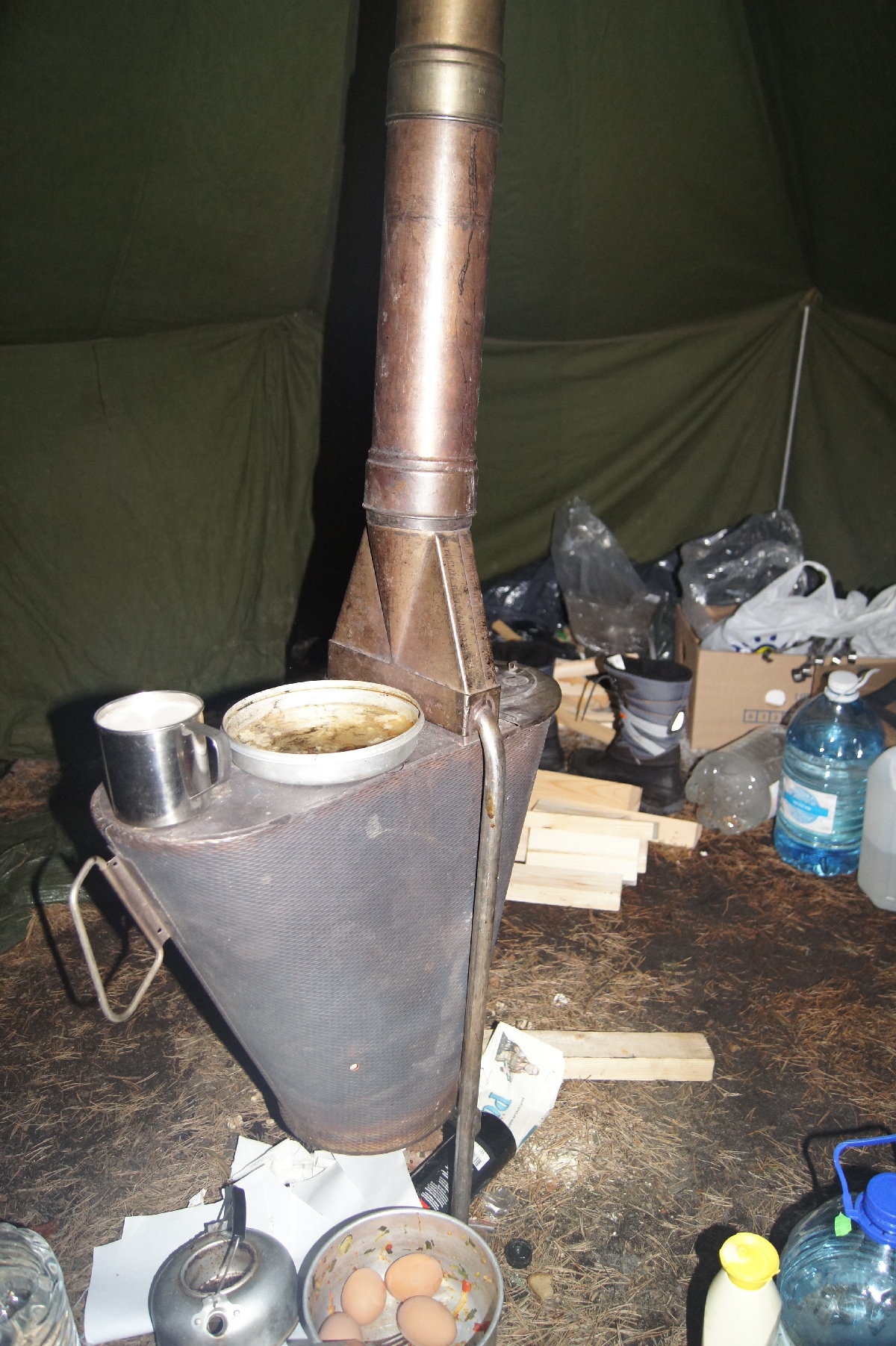 Внутри шведской армейской палатки. Горячее пиво на печке.  Зимний пляж Матси (Матсиранд). Matsi rand.