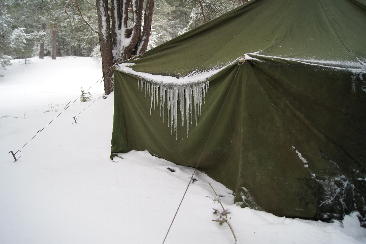 Сосульки на шведской армейской палатке.  Зимний пляж Матси (Матсиранд). Matsi rand.