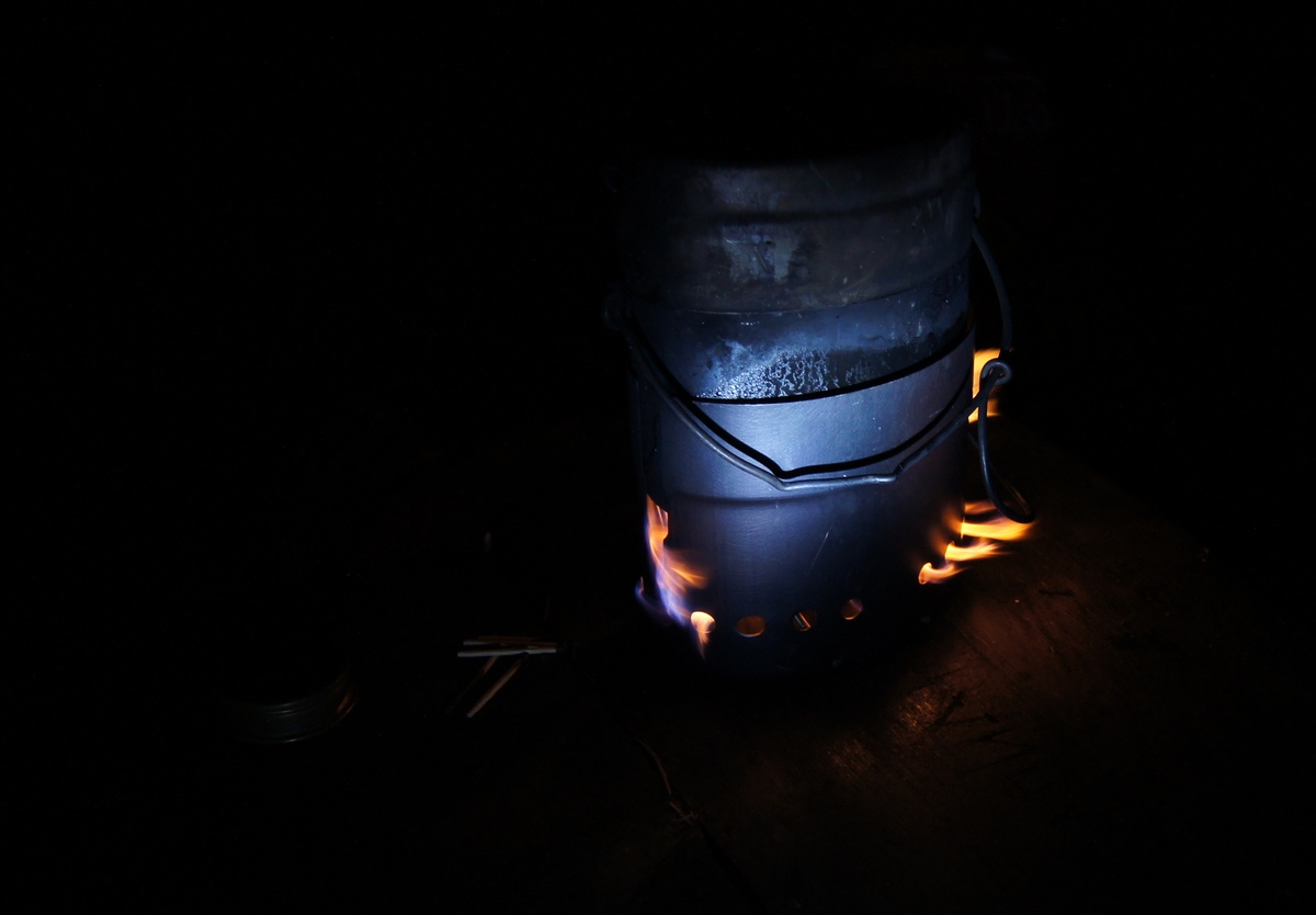 Swedish Army pot in the dark.  Piknik in Paldiski. RMK Paldiski, Lõkkekoht Paldiski.