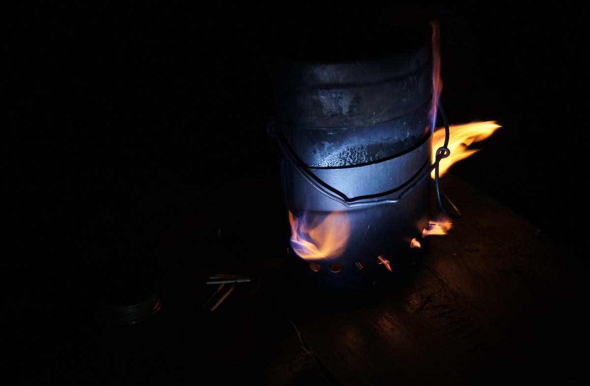 Swedish Army pot in the dark.  Piknik in Paldiski. RMK Paldiski, Lõkkekoht Paldiski.