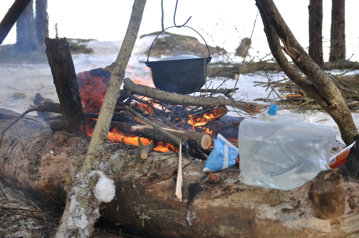 The soup on the fire.  Piknik in Paldiski. RMK Paldiski, Lõkkekoht Paldiski.