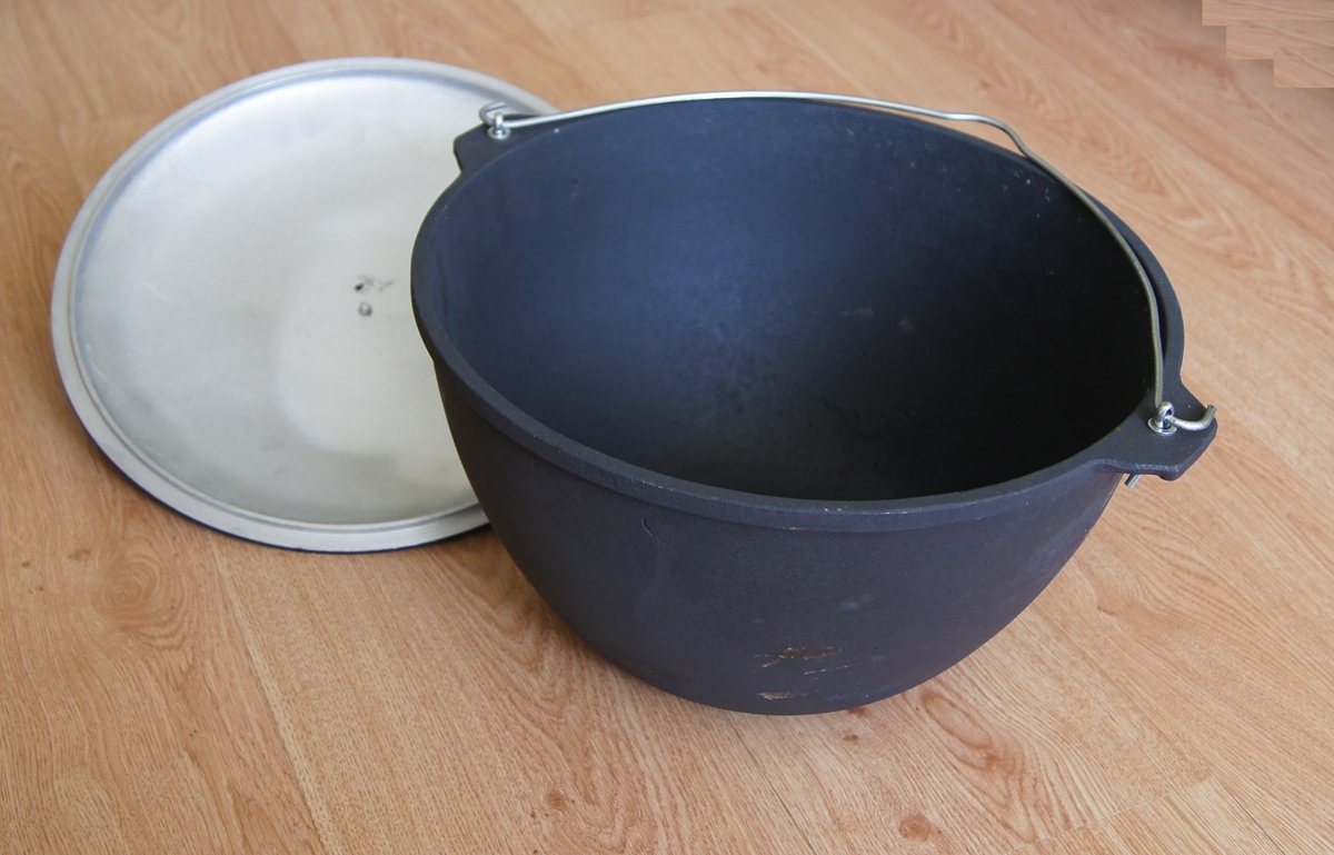  Казан белорусский, чугунный, 