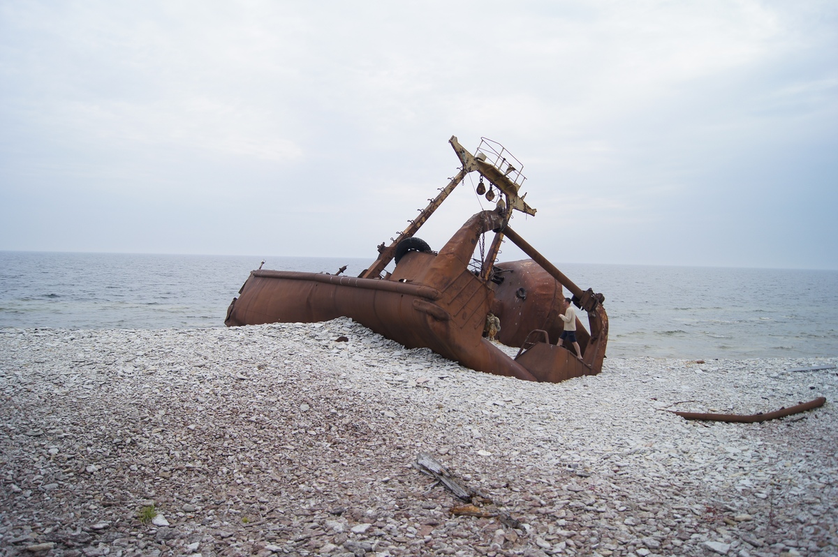  Ржавый корабль на острове Осмуссаар.